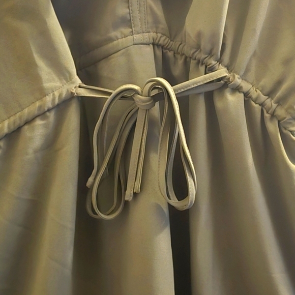 NWT! Dokotoo Super Cute Olive Green V-Neck Dress! Beatiful Tie Waist and Ruffles - Picture 5 of 6